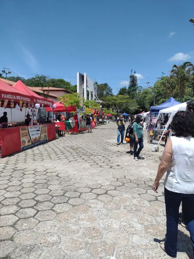 Parte da feira de artes, gastronomia e artesanato de Atibaia.
