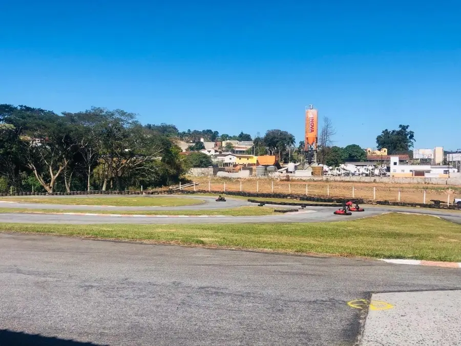 Vista da pista do kartódromo de Atibaia.