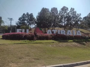 Letreiro "Eu amo Atibaia", com um morango no lugar do "amo".