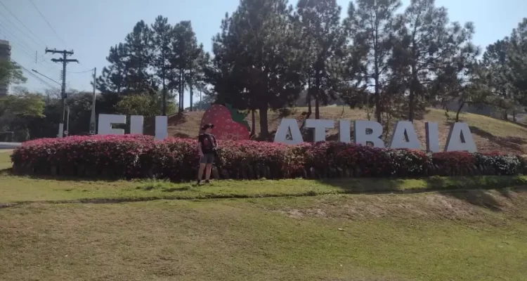 Letreiro "Eu amo Atibaia", com um morango no lugar do "amo".