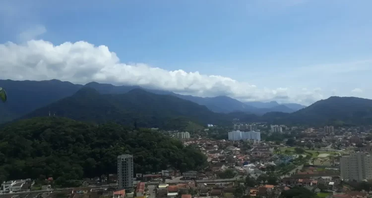 Vista da cidade de Caraguatatuba, Litoral Norte de SP, do Mirante do Camaroeiro