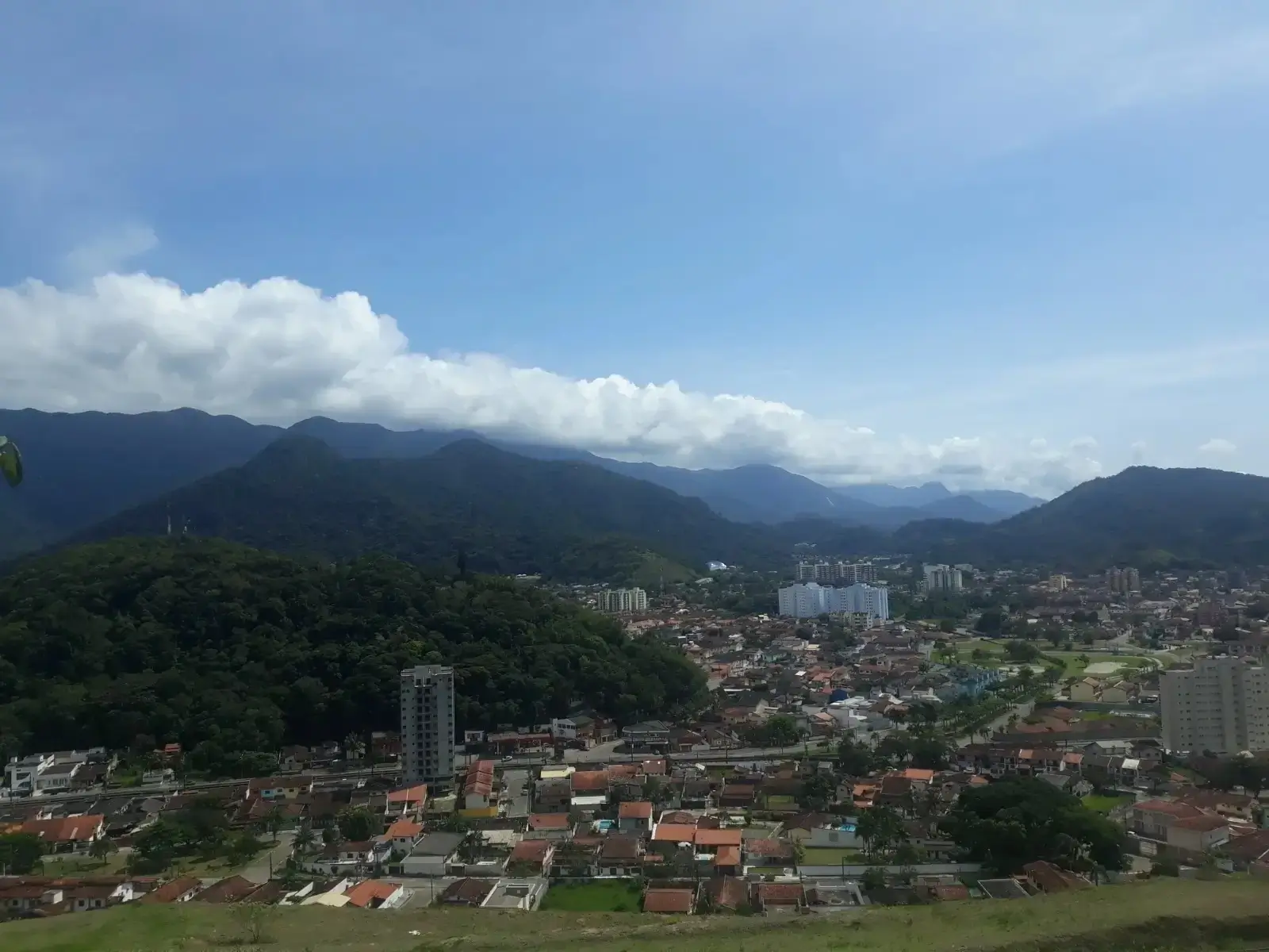 Vista da cidade de Caraguatatuba, Litoral Norte de SP, do Mirante do Camaroeiro