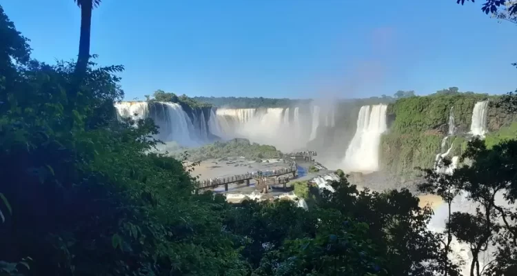 O que fazer em Foz do Iguaçu em 3 dias: Vista panorâmica das Cataratas do Iguaçu com passarela de observação e visitantes admirando as quedas d’água. Foto: arquivo pessoal.
