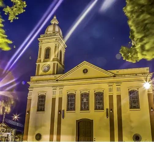 Frente da Igreja Matriz de Atibaia - Paróquia de São João Batista - à noite.