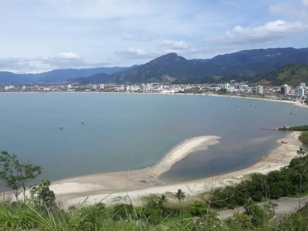 Vista do Mirante do Camaroeiro em Caraguatatuba, SP, onde é possível avistar parte da orla da cidade.