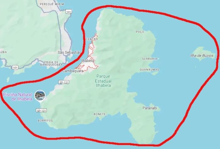 Mapa de Ilhabela com contorno em vermelho, destacando a localização da ilha em relação a São Sebastião e pontos turísticos próximos.
