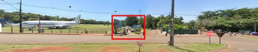 Entrada do restaurante localizado próximo ao Parque Nacional do Iguaçu, com avião exposto ao fundo.
