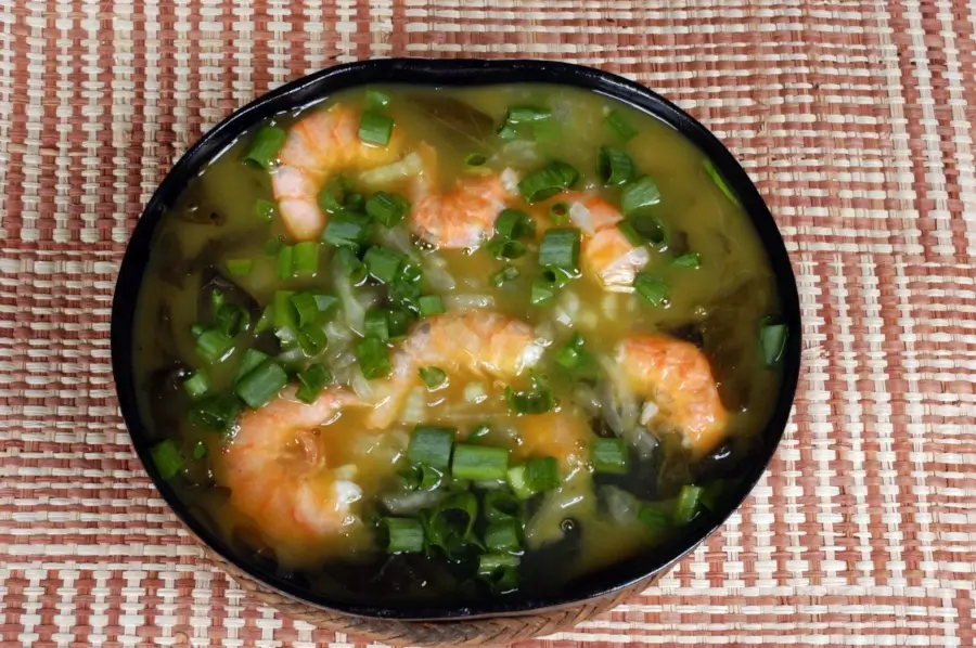 Cumbuca de Tacacá, uma das comidas típicas do Amazonas, com camarões, cebolinha, tucupi, goma de mandioca e jambu.