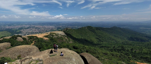 Vista da Pedra Grande para a cidade e para as montanhas verdinhas.
