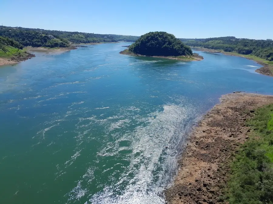 Vista do Rio Paraná a partir da Ponte da Amizade, que liga Brasil e Paraguai.
