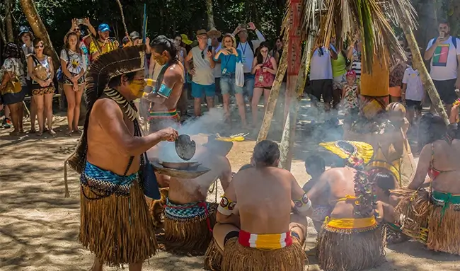 Vivência cultural Pataxó com rituais e danças tradicionais na Aldeia Reserva da Jaqueira.