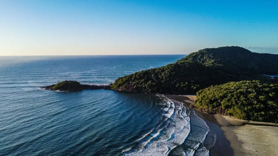 Praia do Indaiá, em Bertioga, uma das cidades que fazem parte do Litoral Norte de SP.
