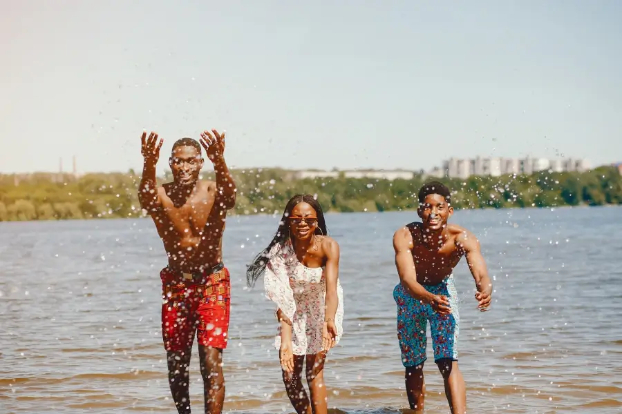 Família feliz brincando em praia na costa do descobrimento.