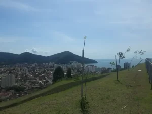 Vista do Mirante do Camaroeiro da cidade de Caraguatatuba e da praia ao fundo.