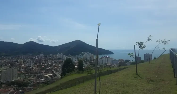 Vista do Mirante do Camaroeiro da cidade de Caraguatatuba e da praia ao fundo.
