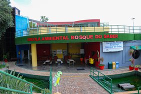 Fachada colorida da Escola Ambiental Bosque do Saber em Indaiatuba.