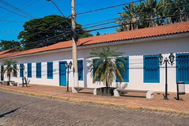 Casarão histórico Pau Preto em Indaiatuba, com janelas azuis e fachada branca preservada.