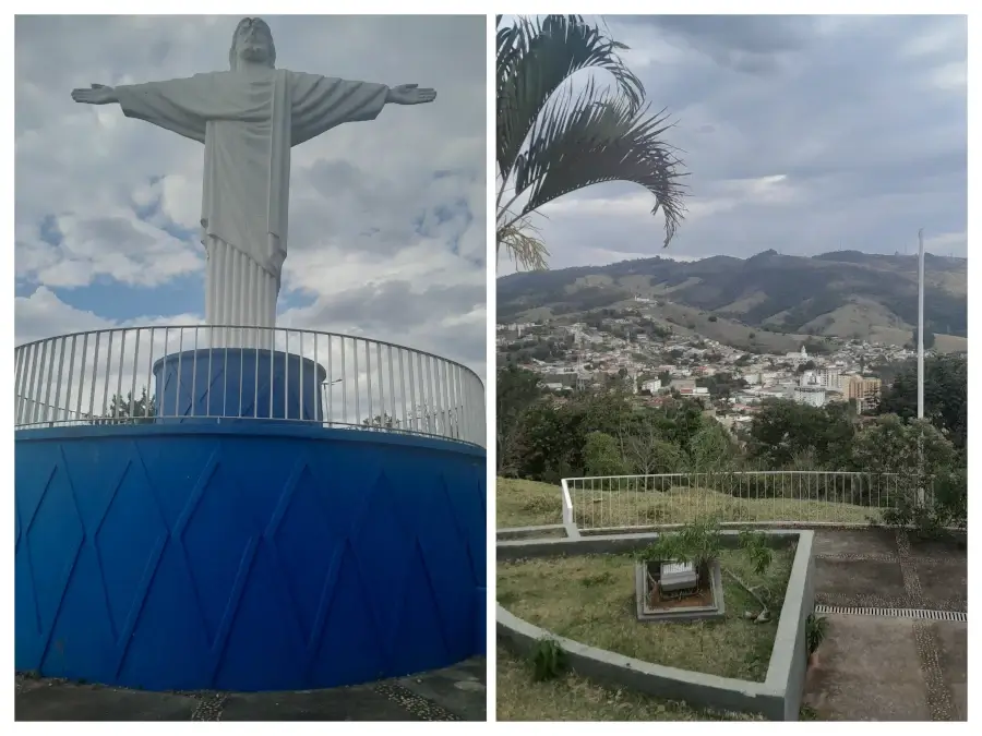 Do lado esquerdo a estátua do Cristo Redentor de Lindóia vista de baixo, sobre sua base azul e com o céu com nuvens ao fundo. Ao lado direito está a vista do mirante do Cristo de Lindóia, onde é possível ver a cidade e as montanhas atrás.