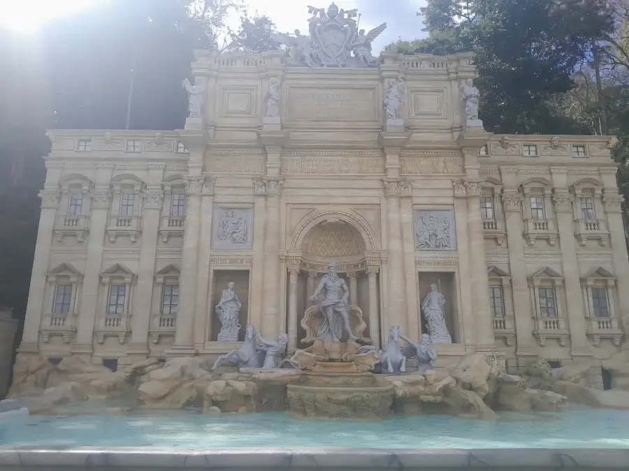 Réplica da Fontana di Trevi de Roma, com sua estrutura de pedra e jatos de água, em Serra Negra.