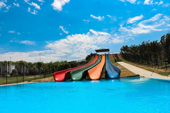 Parque aquático Parque da Criança em Indaiatuba, com toboáguas coloridos e piscina.