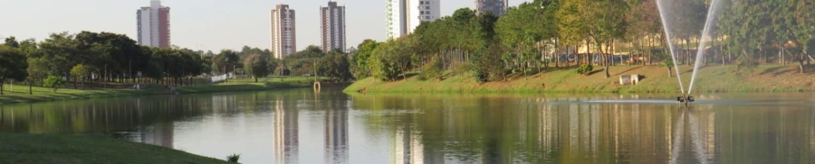 Vista panorâmica do Parque Ecológico de Indaiatuba, com lago, gramados e fontes.