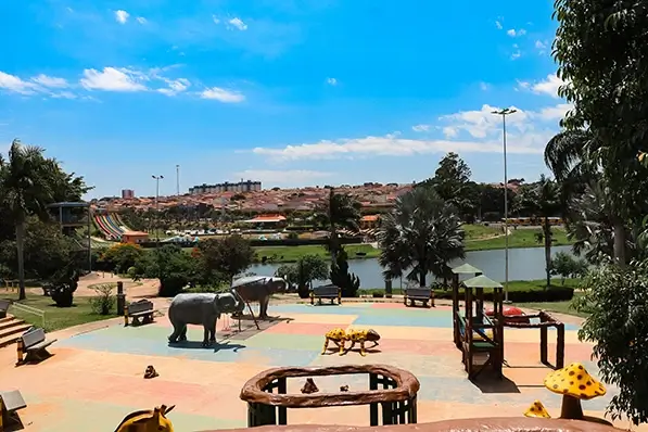 Área infantil do Parque Temático de Indaiatuba, com esculturas de animais e vista para lago.