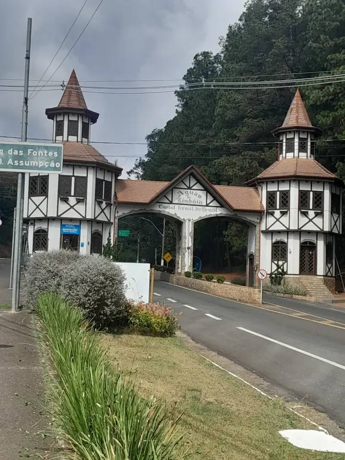 Pórtico de entrada da cidade de Águas de Lindóia, com arquitetura em estilo enxaimel e uma placa de "Capital Termal do Brasil"