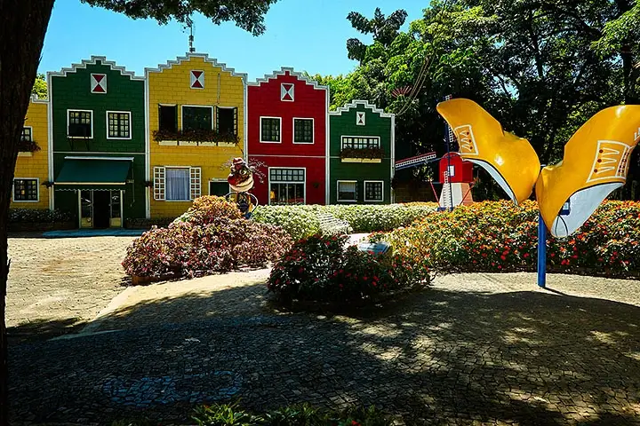 Casas coloridas de arquitetura holandesa e um grande tamanco amarelo em um parque florido de Holambra, a cidade das flores.