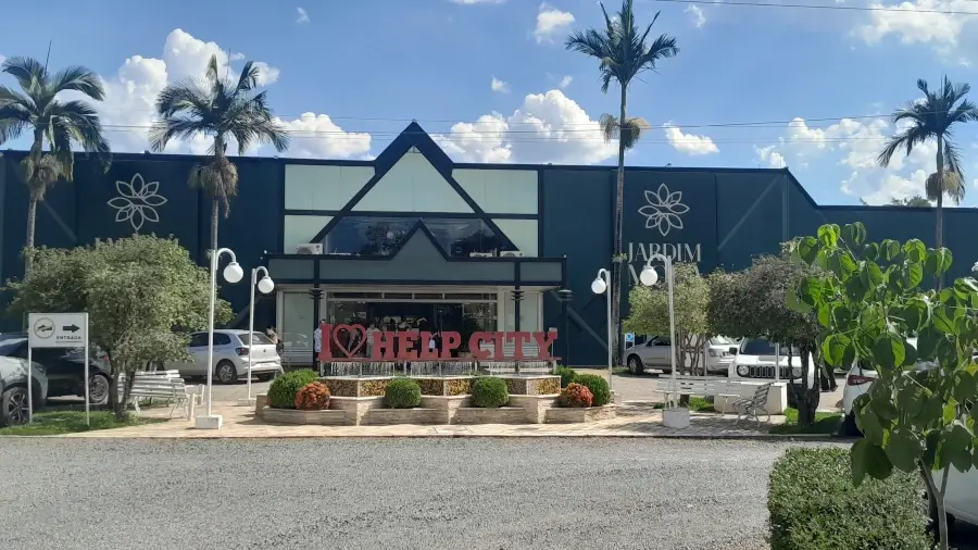 Fachada do shopping “Jardim Moda Shopping” em Socorro–SP, com um letreiro “I love Help City” em frente. (“Help City” é o apelido de Socorro)