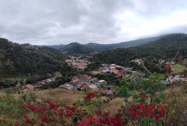 Vista panorâmica da cidade de Monte Alegre do Sul, aninhada entre as montanhas verdes da Serra da Mantiqueira.