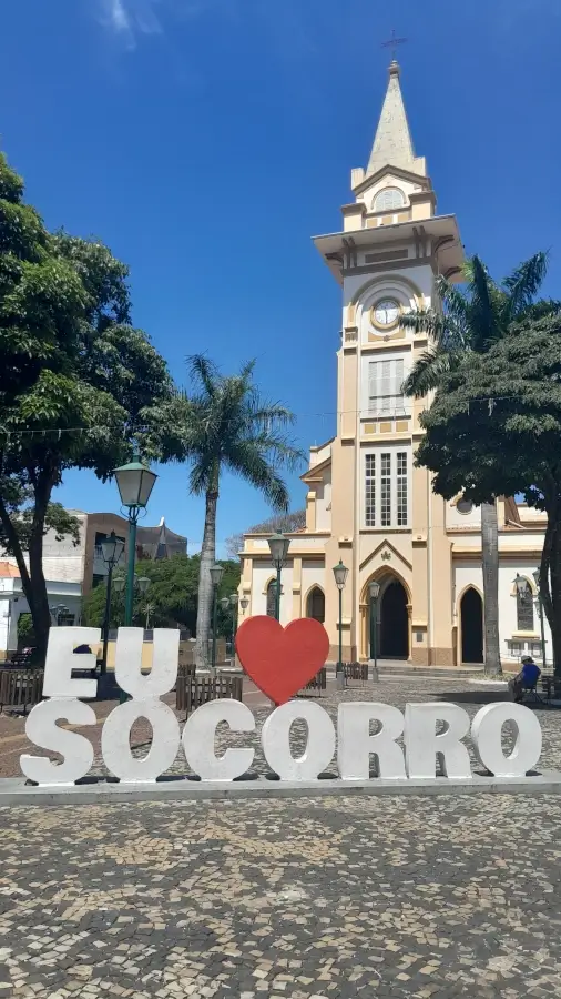 Letreiro turístico "Eu Amo Socorro" na praça em frente à Igreja Matriz de Nossa Senhora do Perpétuo Socorro.