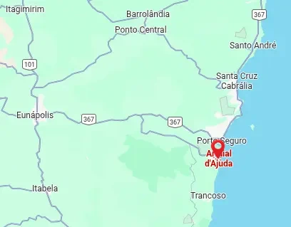 Mapa do sul da Bahia destacando a localização de Arraial d'Ajuda, com um pino vermelho, mostrando sua proximidade com a cidade de Porto Seguro e o distrito de Trancoso.
