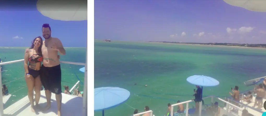 Montagem com duas fotos. À esquerda, Marcia Lira, fundadora e redatora do Viagens e Passeios, e Wind, fundador do Viagens e Passeios, abraçados e sorrindo em trajes de banho sobre um catamarã nas Piscinas Naturais do Seixas. À direita, vista da água verde esmeralda das piscinas naturais com turistas aproveitando.