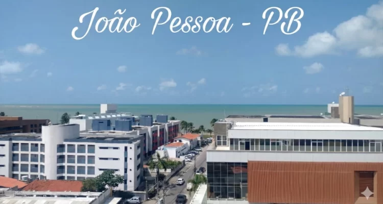 Vista panorâmica da orla de João Pessoa, PB, mostrando edifícios modernos de poucos andares próximos à praia e o mar azul ao fundo. Foto: arquivo pessoal.