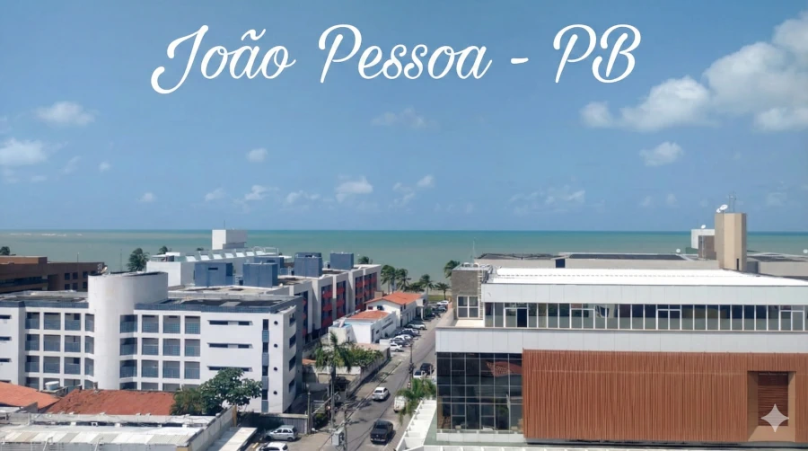 Vista panorâmica da orla de João Pessoa, PB, mostrando edifícios modernos de poucos andares próximos à praia e o mar azul ao fundo. Foto: arquivo pessoal.