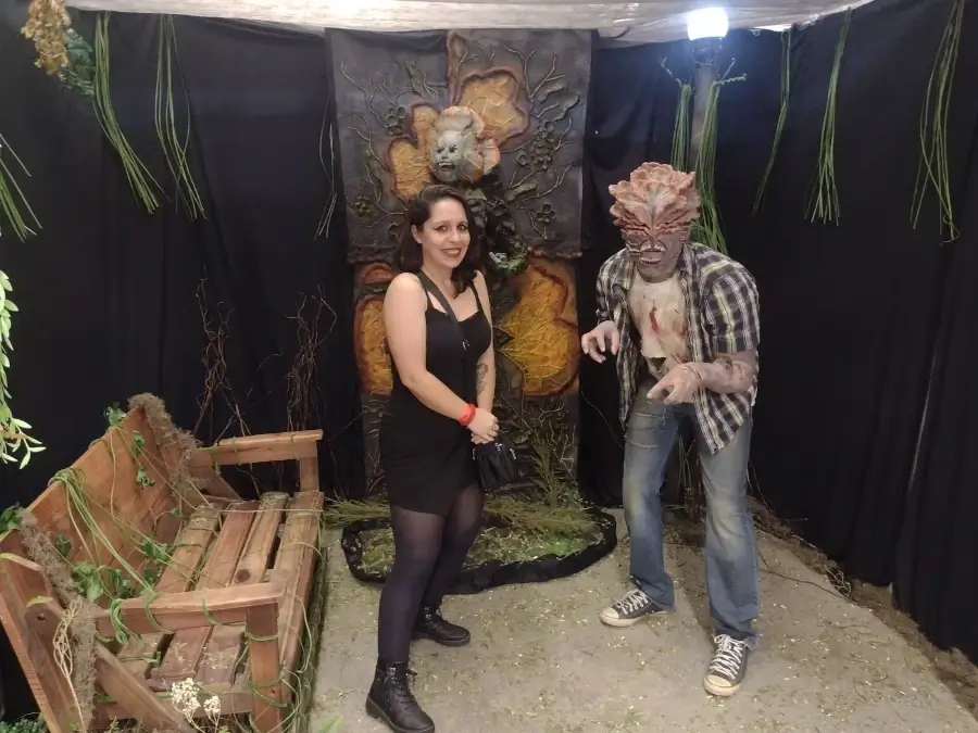 Marcia Lira, fundadora e redatora do Viagens e Passeios, posa ao lado de personagem de terror na Horror Expo, opção de passeios em São Paulo para fãs do gênero.