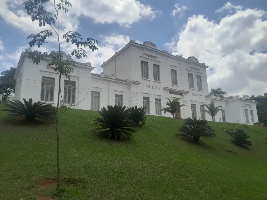 Fachada do prédio histórico do Instituto Butantan, um destino cultural e educativo indispensável na lista de passeios em São Paulo.