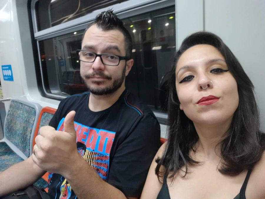 Marcia Lira e Wind, fundadores do Viagens e Passeios, utilizando o transporte público para se deslocar entre diferentes passeios em São Paulo.