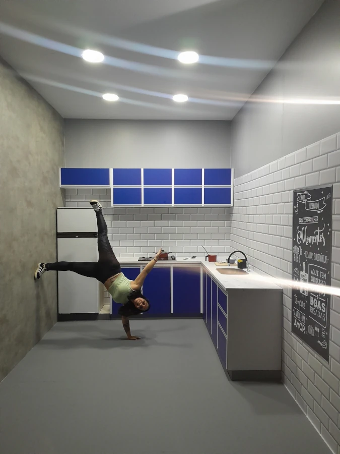 Marcia Lira explora cenário interativo no Museu das Ilusões, uma experiência divertida e lúdica de passeios em São Paulo.