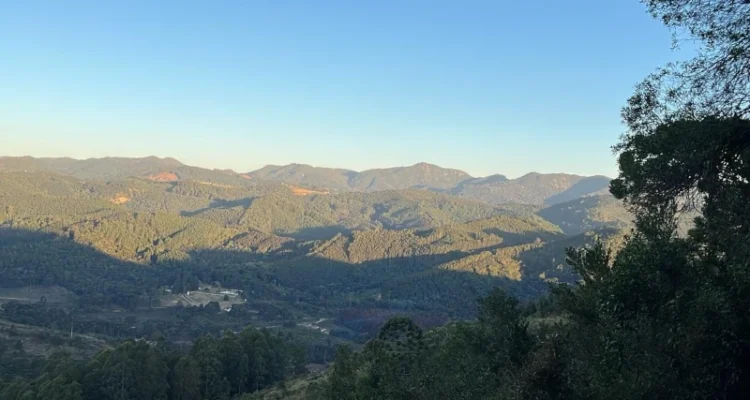 Vista panorâmica espetacular das montanhas de Monte Verde, MG, sob um céu azul claro durante o inverno.