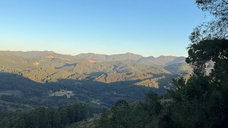 Vista panorâmica espetacular das montanhas de Monte Verde, MG, sob um céu azul claro durante o inverno.