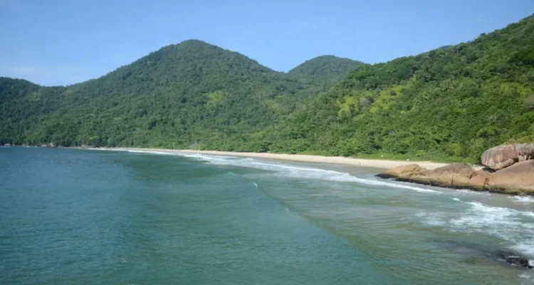 Praia do cachadaço em Trindade. O dia está ensolarado.