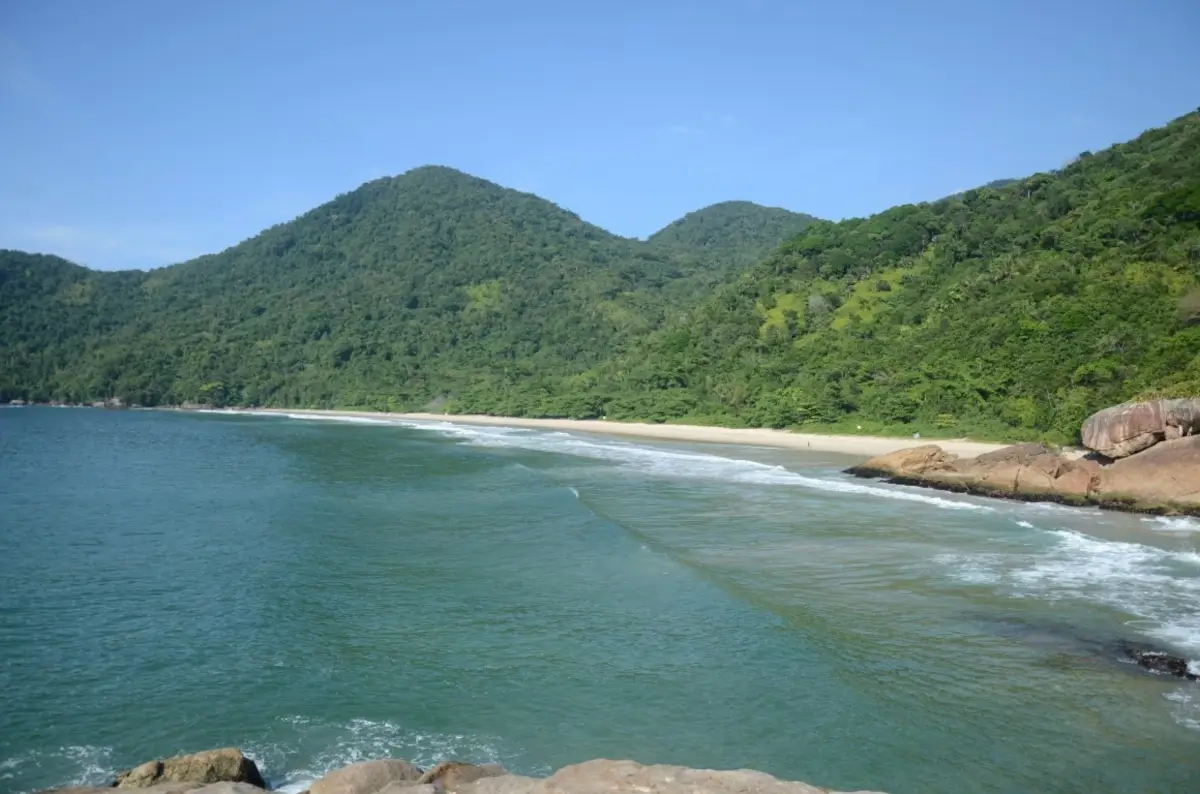 Praia do cachadaço em Trindade. O dia está ensolarado.