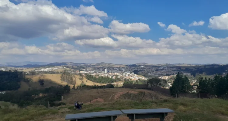 Vista do Mirante da Santa em Monte Sião, MG, mostrando toda a cidade. Foto: arquivo pessoal.